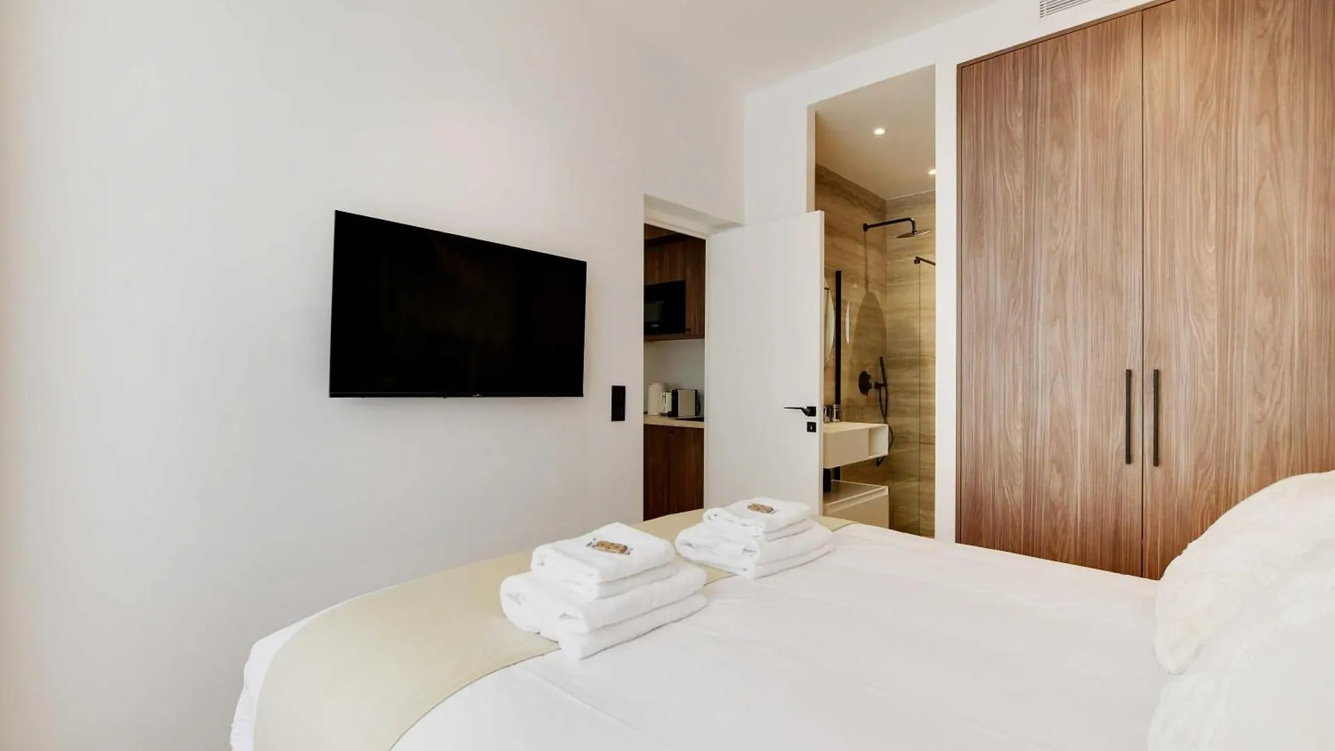 Lovely Refurbished In Vibrant 18th District Parigi