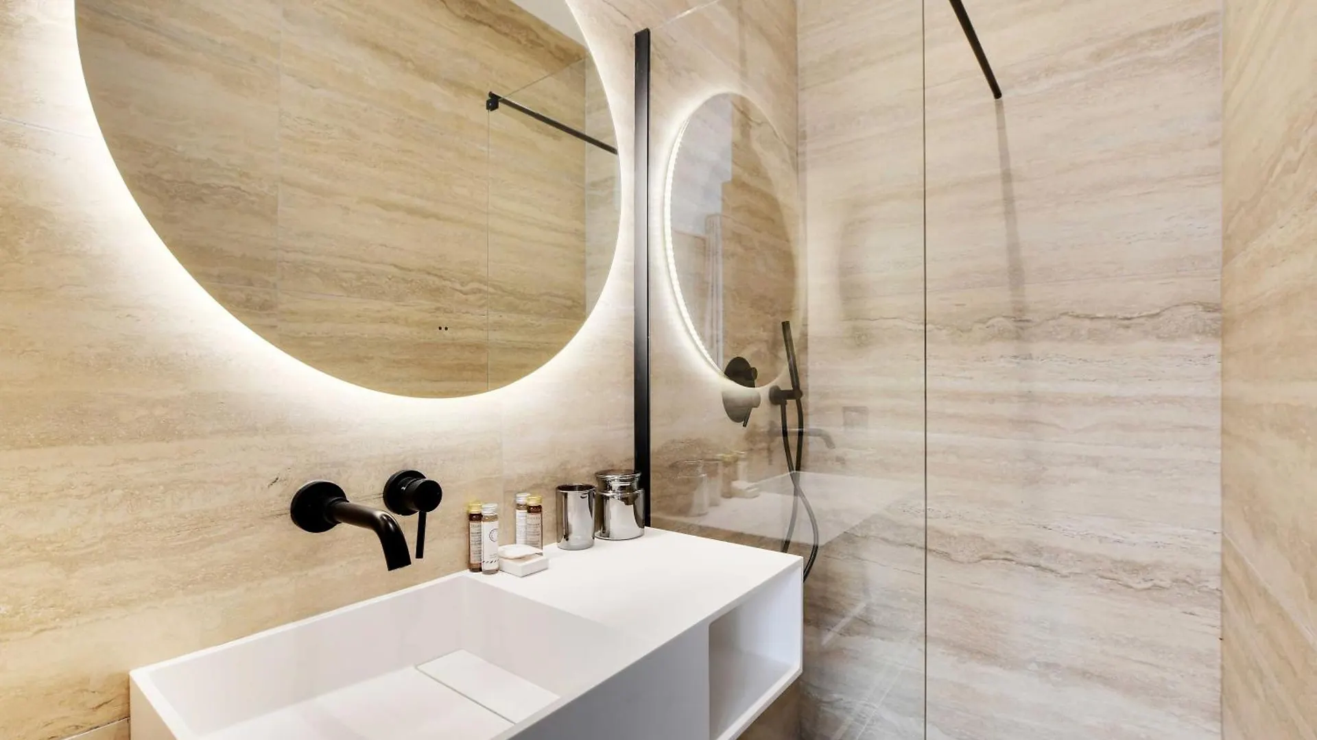 Lovely Refurbished In Vibrant 18th District *