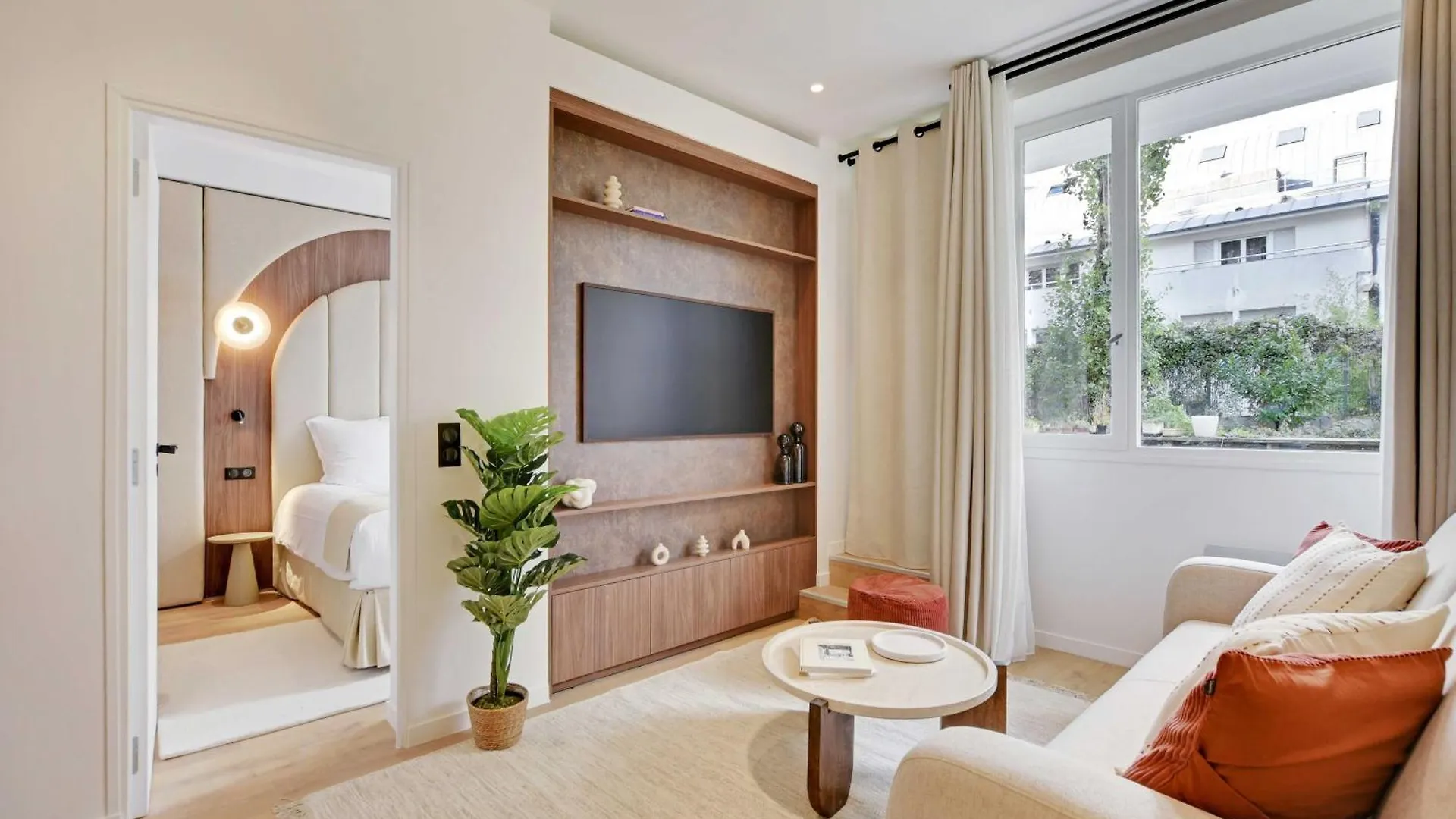 Lovely Refurbished In Vibrant 18th District * Paris