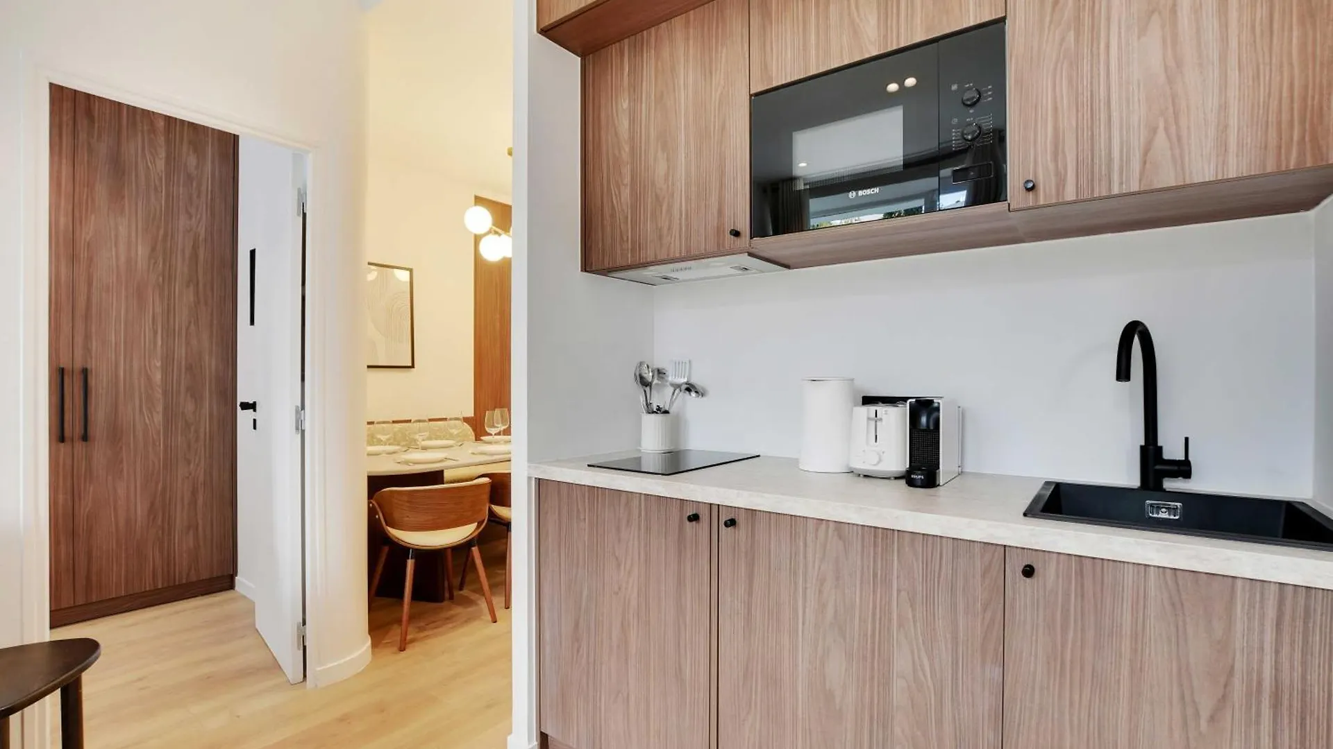 Lovely Refurbished In Vibrant 18th District * Paris