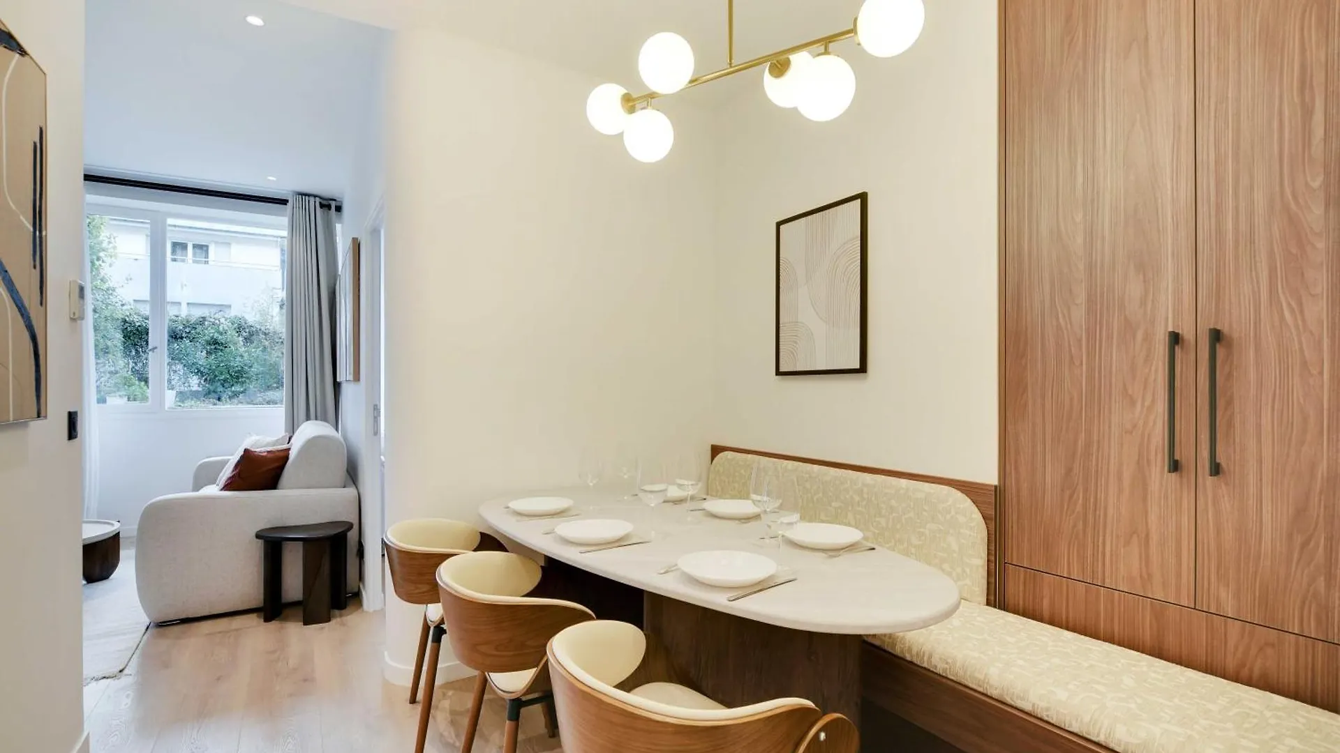 Lovely Refurbished In Vibrant 18th District Apartment *
