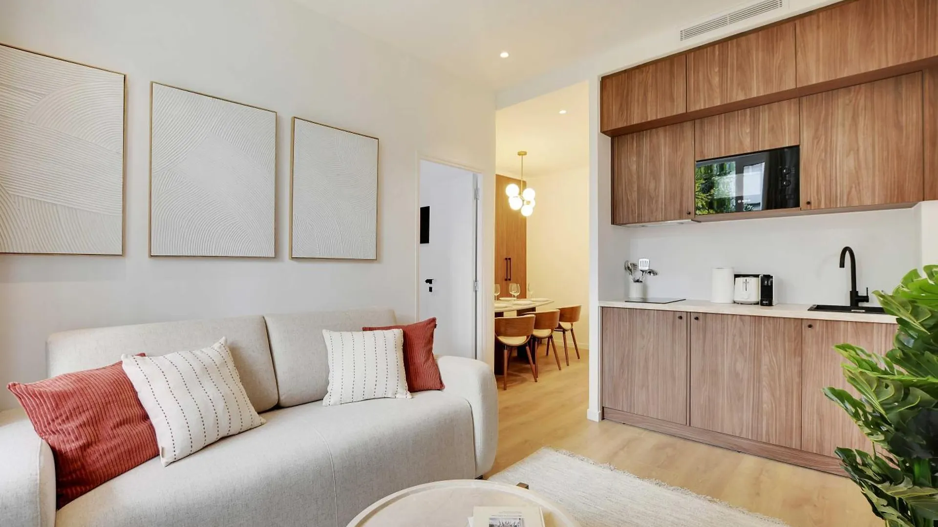 Apartment Lovely Refurbished In Vibrant 18th District *