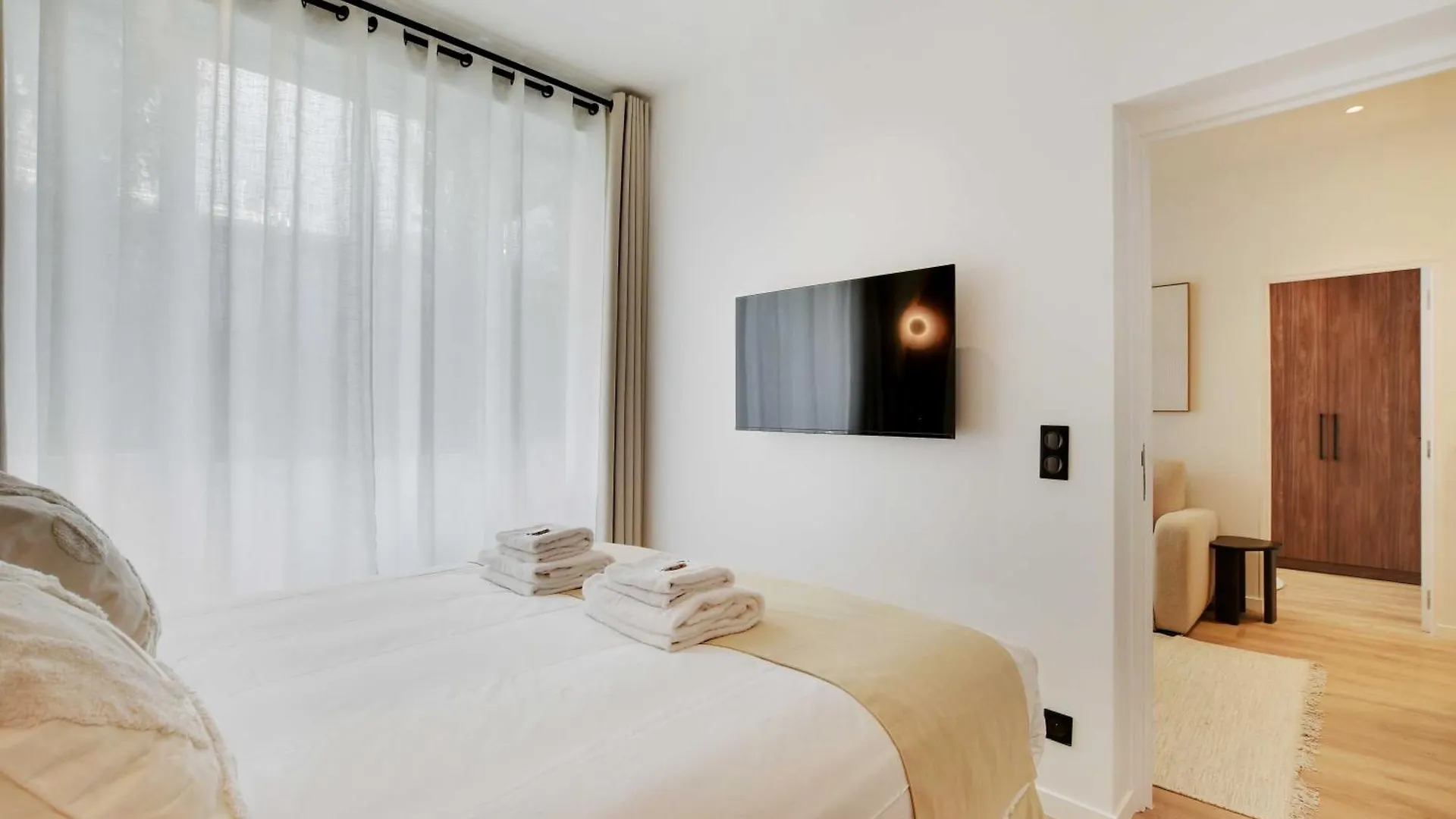 Lovely Refurbished In Vibrant 18th District Paris