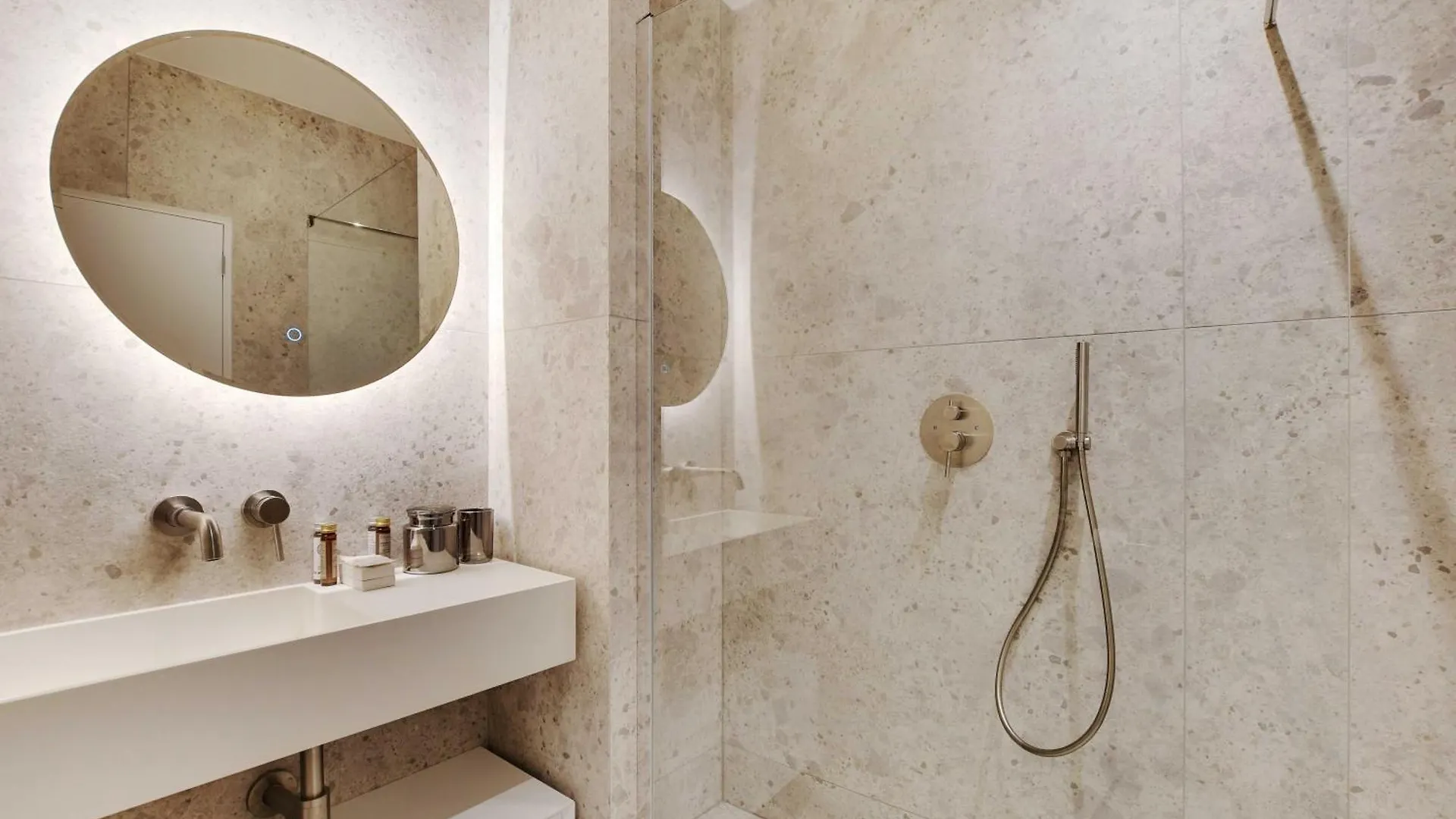Lovely Refurbished In Vibrant 18th District