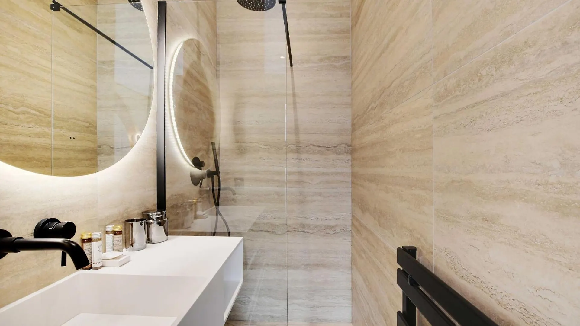 Lovely Refurbished In Vibrant 18th District Apartment